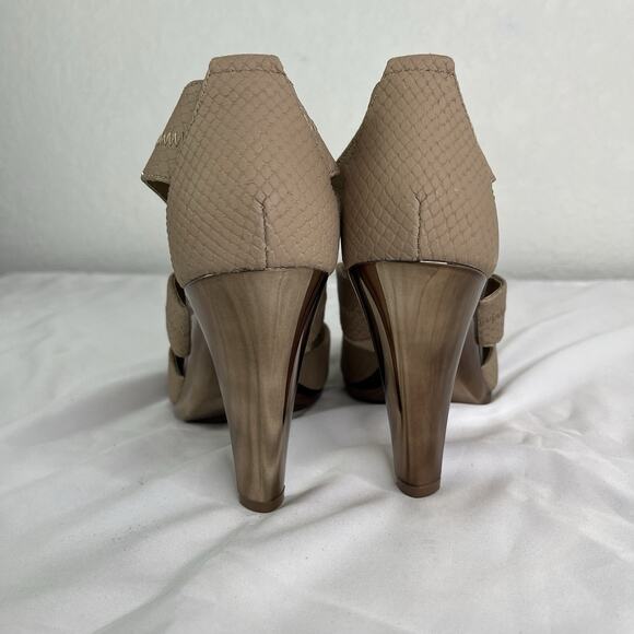 Michael Kors Berkley T-strap Embossed Leather Sandals size 9M, Casual, Formal - Picture 7 of 9